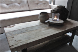 Oud houten salontafel met onderblad