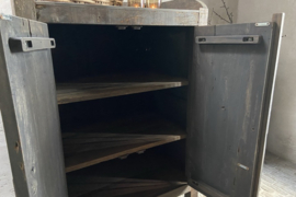 Oud houten kast met opstaande rand