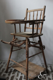 Oude kinderstoel