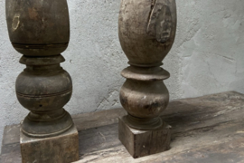 Oud houten baluster Aura Peeperkorn, rechts