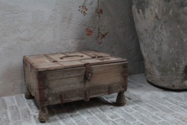 Oude houten kist op pootjes
