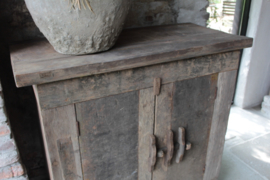 Oud houten kastje met schuif