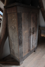 Oud houten kast met schuif, hoog