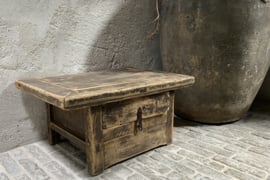 Uniek houten tafeltje met lade