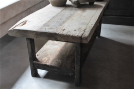 Oud houten salontafel met onderblad
