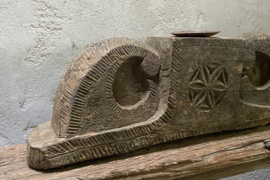 Oud houten ornament Aura Peeperkorn