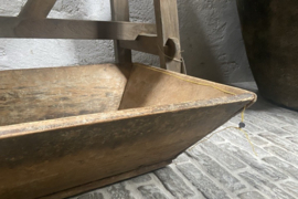 Oude  houten trog Aura Peeperkorn