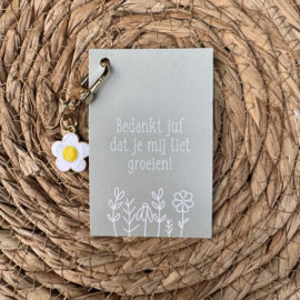 'Bedankt juf dat je mij liet groeien' met een kleine sleutelhanger bloem wit.