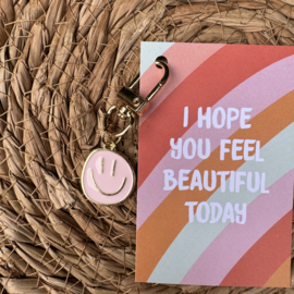 Gelukskaartje 'I hope you feel beautiful today' met een smiley sleutelhangertje.