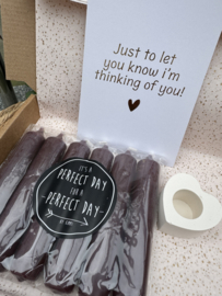 Doosje vol leuks 'Thinking of you/Merry everything/Liefs' (aubergine)