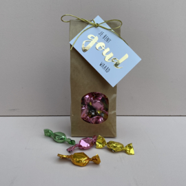 Zakje met snoepjes  in 'gekleurde wikkels' en kaartje: je bent goud waard