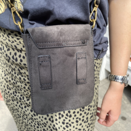 Zwarte 'crossbody' tas met studs en lussen voor aan de riem