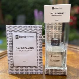 Flesje geurstokjes en een geurzakje: day dreaming