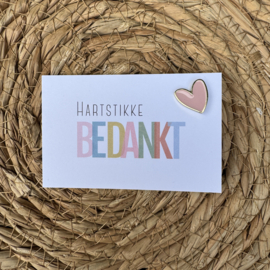 Gelukskaartje 'hartstikke bedankt' met een roze hartje pin.