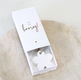 Little gift box met bloem zeep 'Hip hip hooray'