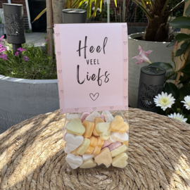 Zakje hartjes snoep met label 'Heel veel Liefs'