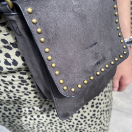 Zwarte 'crossbody' tas met studs en lussen voor aan de riem