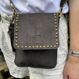 Zwarte 'crossbody' tas met studs en lussen voor aan de riem