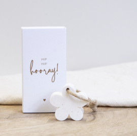 Little gift box met bloem zeep 'Hip hip hooray'