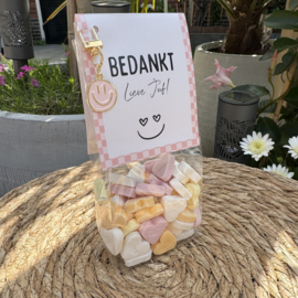 Snoepzakje met hartjes snoep en smiley sleutelhanger (roze) met label "BEDANKT lieve Juf'