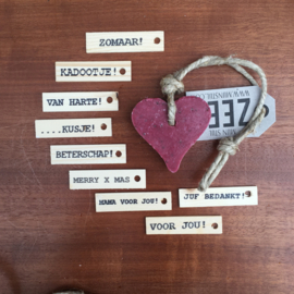 Zeep hanger hartje: kersen rood, inclusief houten labeltje
