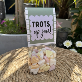 Traktatie zakje met label en hartjessnoep 'TROTS op jou!'