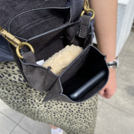 Zwarte 'crossbody' tas met studs en lussen voor aan de riem