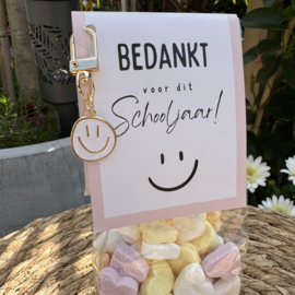 Snoep zakje met smiley sleutelhanger (wit) en label 'BEDANKT voor dit Schooljaar'