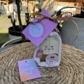 Theetipje en 5 zakjes thee, inclusief minikaartje JUF of neutraal kaartje.