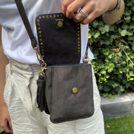 Zwarte 'crossbody' tas met studs en lussen voor aan de riem