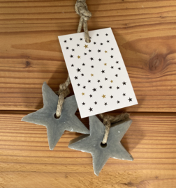 2 zeep sterren aan een touw, kleur grijs,* inclusief minikaartje