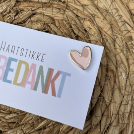 Gelukskaartje 'hartstikke bedankt' met een roze hartje pin.