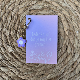 'Bedankt juf dat je mij liet groeien' met een kleine sleutelhanger bloem paars.