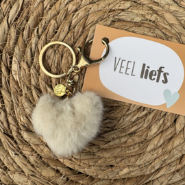 Fluffy hartje sleutelhanger ecru met minikaartje 'veel liefs'