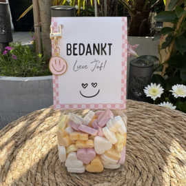 Snoepzakje met hartjes snoep en smiley sleutelhanger (roze) met label "BEDANKT lieve Juf'