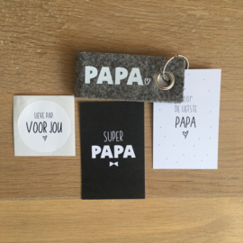 Sleutelhanger: papa, inclusief mini kaartje en sticker