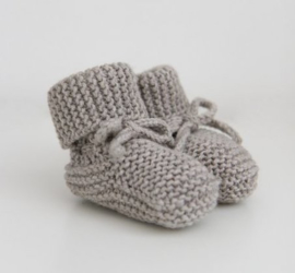 Doosje vol leuks: baby booties ecru