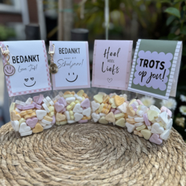 Traktatie zakje met label en hartjessnoep 'TROTS op jou!'