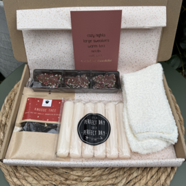doosje vol leuks 'warm tea, soft socks & a lot of chocolate'