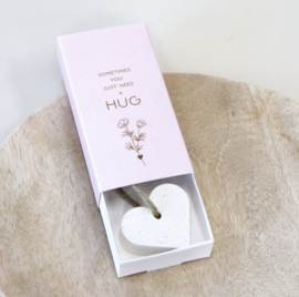 Little gift box met zeep hartje 'HUG'