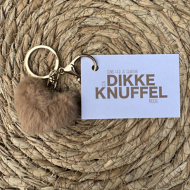 Fluffy sleutelhanger bruin met minikaartje 'soms heb je gewoon een dikke knuffel nodig'