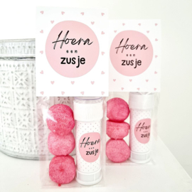 Feestzakje met label 'Hoera een zusje' (exclusief inhoud)