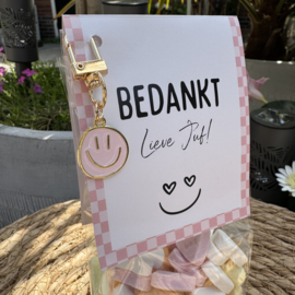 Snoepzakje met hartjes snoep en smiley sleutelhanger (roze) met label "BEDANKT lieve Juf'