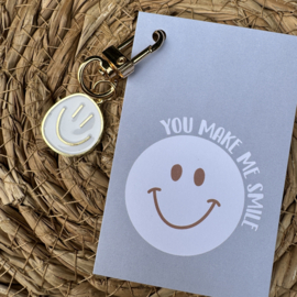 Gelukskaartje 'You make me smile' met sleutelhanger smiley