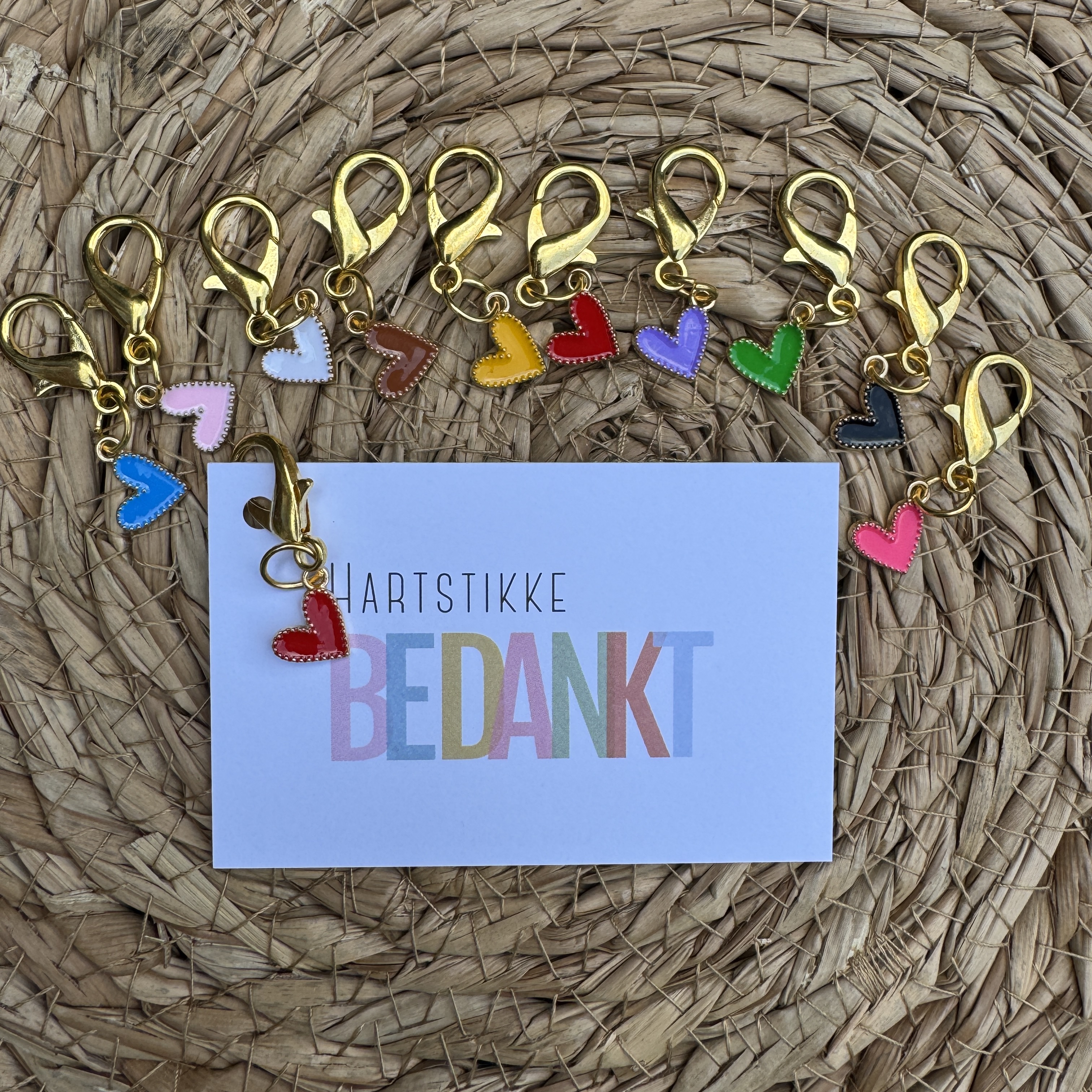 Minikaartje 'hartstikke bedankt' met gelukshangertje hartje.