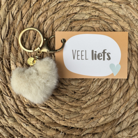 Fluffy hartje sleutelhanger ecru met minikaartje 'veel liefs'