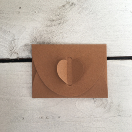 Enveloppe voor minikaartje met 'hartje' kraft