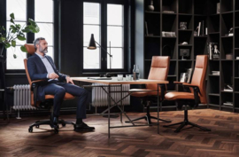 HAG Tribute bureaustoel model 9031 in LEDER COGNAC met hoofdsteun