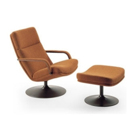 Artifort fauteuil F142 model schijfvoet draaibaar by Geoffrey D. Harcourt