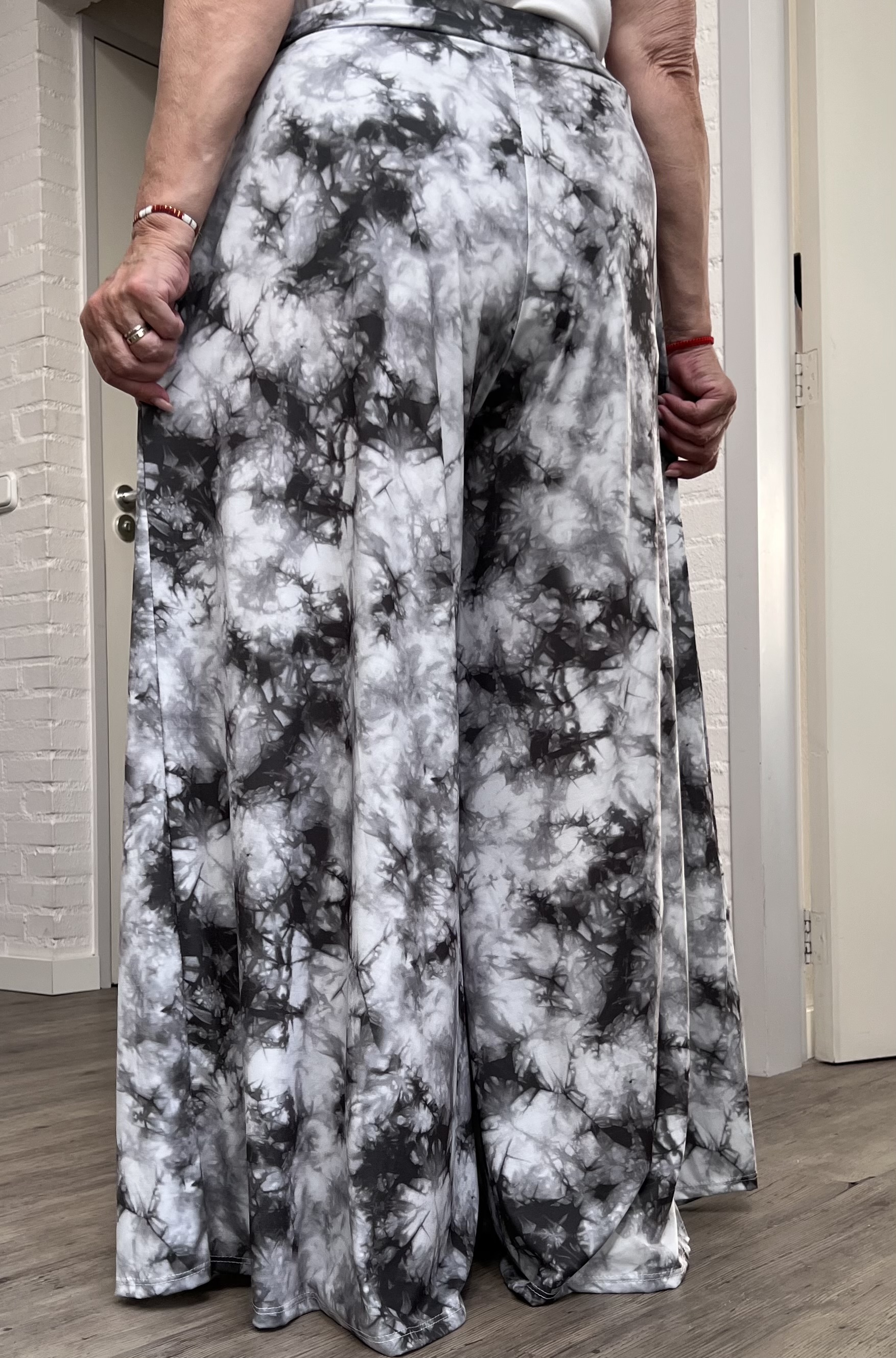 ITALY Mode jersey viscose  wijde broek apart /zeer rekbaar/zwart/wit/grijs